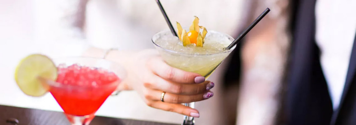 How Long Should a Cocktail Hour Be? How Long Should a Cocktail Hour Be?
