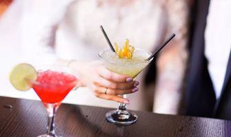 How Long Should a Cocktail Hour Be?