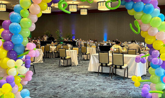 Pros & Cons of a Large Wedding Party